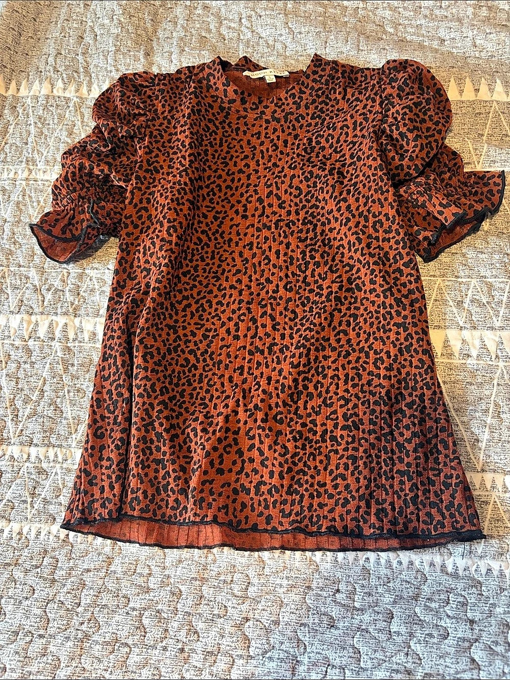 Moon River Leopard Print blouse Size Small